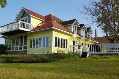 Image de Retraite spacieuse et paisible sur la baie de Grand Traverse! Grande terrasse / foyers / plage