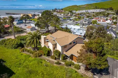 Image de Charmante maison Creekside! Deux pâtés de maisons de la plage! 5 chambres complètes - 12 personnes!