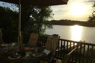 Image de Bord de l'eau avec quai sur le lac Wequaquet avec Beach Pass (SPÉCIAL Automne 9 / 7-11 / 2