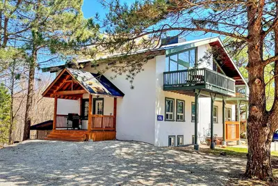 Image de Chalet de 8 chambres avec bain à remous / sauna / table de ping-pong au pied de Blue Mountain