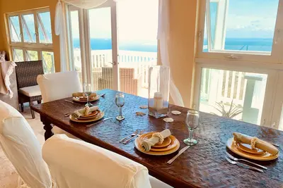 Image de Élégante villa de type spa avec une vue imprenable sur l'océan, des balcons, des papayes et des perroquets