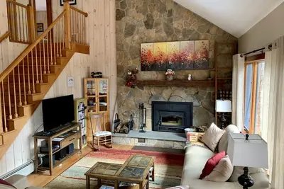 Image de Maison spacieuse sur trois niveaux, bien meublée, salle de jeux amusante, à quelques minutes du mont. Neige