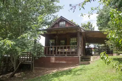 Image de Chalet d'artiste unique sur le terrain du Taylor Inn et du Big Truck Theatre