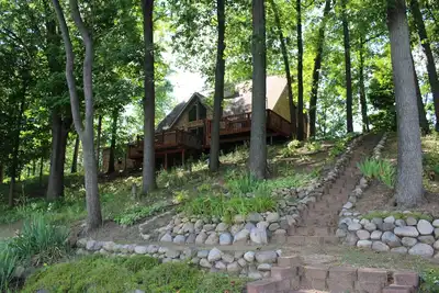 Image de Lake House sur un terrain boisé de 4 acres avec bain à remous, sentiers boisés et kayaks!
