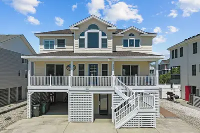 Image de Signature Series 7 Bedroom à seulement 90 mètres de la plage!