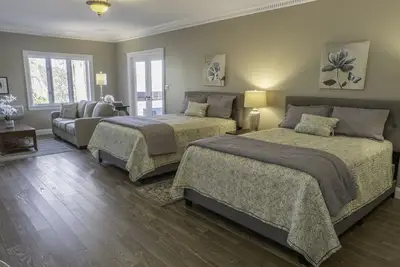 Image de Luxe avec vue imprenable sur la New River Gorge, récemment rénové, pour toute la famille