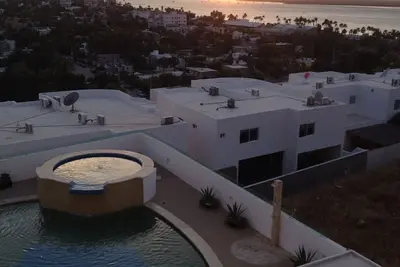 Image de Détendez-vous dans notre Condo neuf Avec spectaculaires sur l'océan, la ville et Mountain View