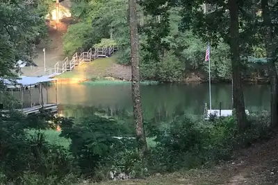 Image de Lakefront Lodge offre la pêche, la navigation de plaisance, un quai privé et le confort de la maison