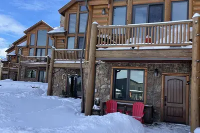 Image de Condo parfait près de la ville et de la station de ski pouvant accueillir confortablement jusqu'à 4-5 personnes