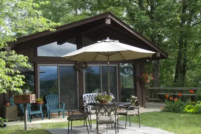 Cabine romantique confortable avec une vue fantastique sur la Blue Ridge