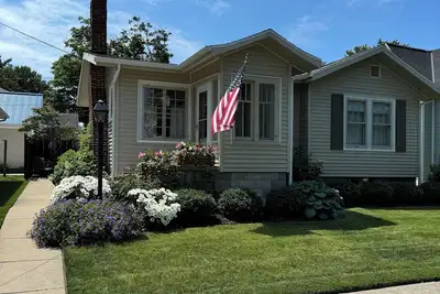 Image de Bungalow de charme rue supérieure, à seulement 2 pâtés de maisons de la plage et de la ville