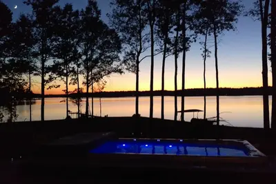 Image de Wine Down: votre escapade au bord du sud sur le côté privé du lac Anna