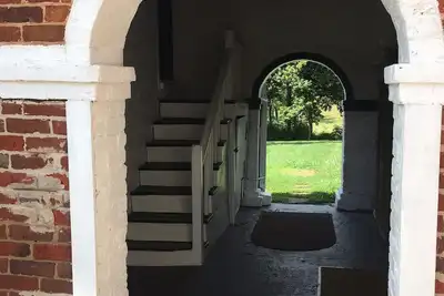 Image de Magnifique chalet de 1815 avec poutres solides, plancher d'ardoise et deux cheminées.