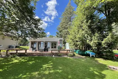 Image de chalet haut de gamme au bord du lac sur le magnifique lac Mitchell