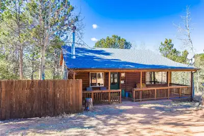 Image de Charmante cabane nichée dans les Rocheuses! Spa, foyer au bois!