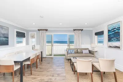 Magnifiquement rénové à l'étage Oceanfront Maison en duplex avec terrasse sur le toit