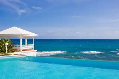 Image de Villa de luxe à couper le souffle avec une vue imprenable sur l'océan et une fabuleuse piscine à débordement