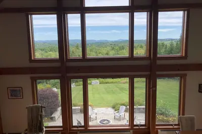 Image de Sunapee Region Year Round Post & Beam Home avec une vue imprenable sur la montagne