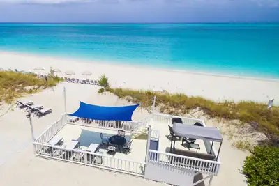 Image de Oceanfront! Villa Turkuaz, Maison entière, 7 chambres à coucher, Véritablement Grace Bay