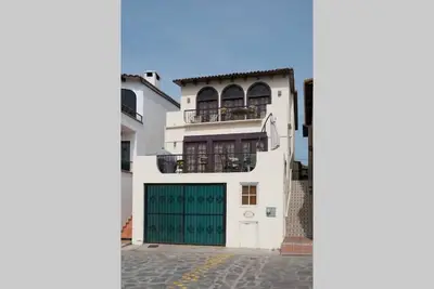 Image de Rare grande maison avec vue sur l'océan de 2e et 3e étages.