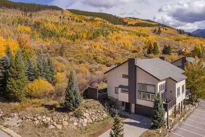Image de 4br / 3 Bath Maison de ville dans le domaine skiable de Keystone. Spa privé. Marcher aux ascenseurs.