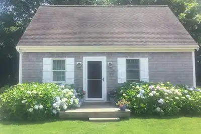 Image de Elégant Vignoble de Martha Garden Cottage - Bike to ville et la plage