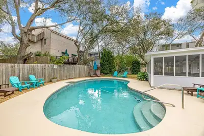 Image de 7 chambres à coucher. Nouvelle liste. Bassin. Battements de coeur à la plage