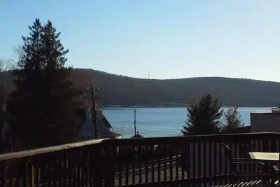 Image de Côté Lac Chalet Maison de style sur le lac de Harvey