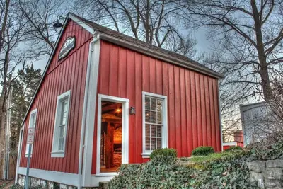 Image de Rénové Barn 1790, historique, rue Main St. Charles, avec 8 personne Hot Tub!