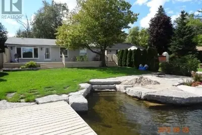 Image de Superbe Waterfront! Escaliers d'accès facile à l'eau