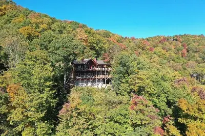 Image de Vues sans fin à 4 000 pieds. 4. 2 Acres Gated Privacy - Aménagements Resort