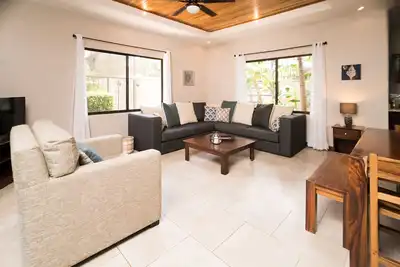 Image de Récemment rénové! Belle maison de vacances avec piscine tropicale - 6 couchages