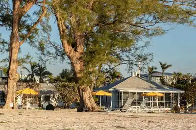 Image de Anna Maria Island: Rare Historic Beachfront Cottage (Duplex) - parfait pour 2-4