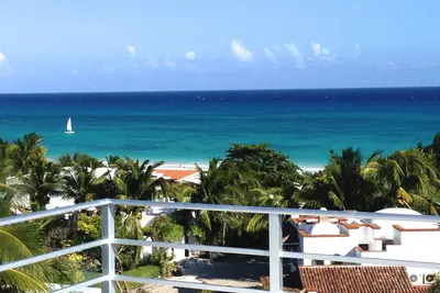 Image de Nouvelle Villa De Luxe à Gated Beachside Community. Promenade au club de plage.