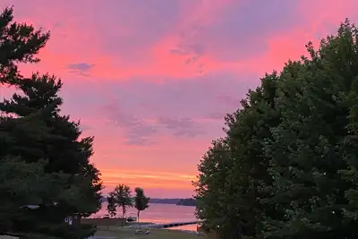 Image de Beau chalet au bord de l'eau sur le continent! 😎