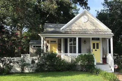 Image de \"Big Dog\" sympathique, beau chalet historique avec piscine