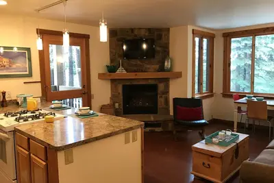 Image de Moderne Ski Trails condo slopeside: Ski-in & Ski-out - Be Home for Lunch! !