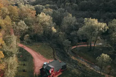 Image de Cabane en rondins rustique + moderne isolée avec bain à remous près du ruisseau, escapade de luxe