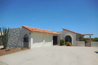 Image de Vues panoramiques à l'intérieur et à l'extérieur! Maison calme près de Rec Ctr - Green Valley Villa