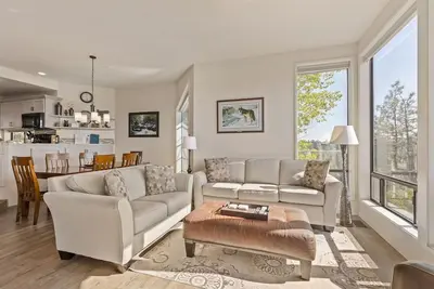 Image de Alpenglow`s panoramique vue imprenable sur la rivière Bachelor Village WiFi gratuit A / C piscine bain à remous