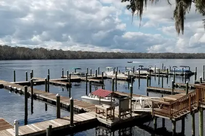 Image de Le paradis sur la rue Johns River w / bordereau de bateau en eau profonde