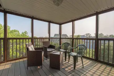 Image de Spectaculaire maison de 5 chambres avec terrasse sur le toit dans le magnifique village de Pt. Judith!