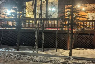 Image de Maison spacieuse pour 18 en ville, grande terrasse avec barbecue, promenade jusqu'aux magasins, 6 pâtés de maisons de Ynp