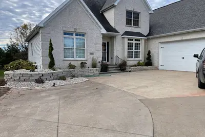Image de Location de maison spacieuse Eaa. Idéal pour les vendeurs! !