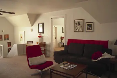 Image de Cozy 1 Bedroom on Northside 1 block to Chicago to Train to City! Peut accueillir jusqu'à 6 personnes.