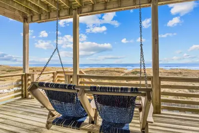 Image de Sparkling Oceanfront Pool, bain à remous, salle de jeux, accès facile à la plage et chiens bienvenus