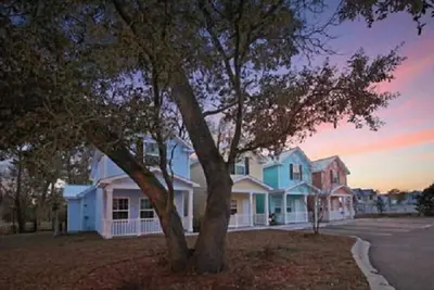 Image de Luxe 3-Br Cottage W / piscine et WiFi, étapes à l'océan