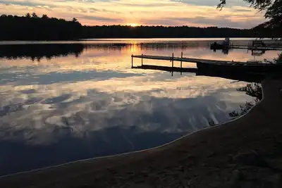 Image de Maison du lac récemment rénovée avec plage privée, quai, canoë et kayak