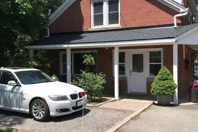 Image de Private Coachhouse + Hot Tub au coeur de Niagara