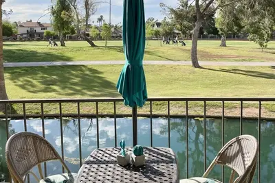 Image de 1, 900 Sf Beau terrain de golf (Friendly Dog) Maison de ville